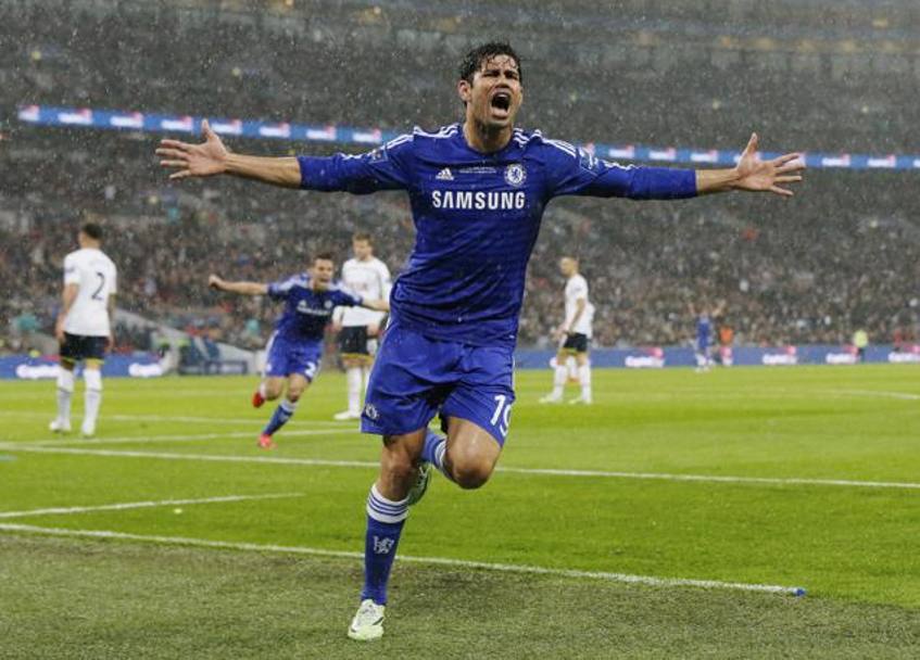 Diego Costa esulta sotto il diluvio di Wembley. Reuters